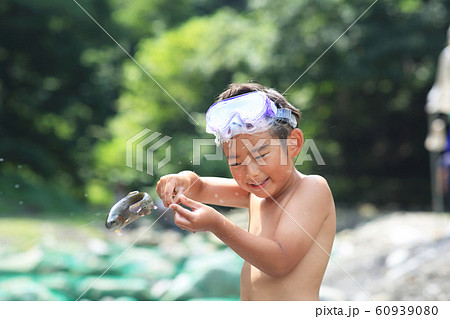 釣りを楽しむ男の子 60939080