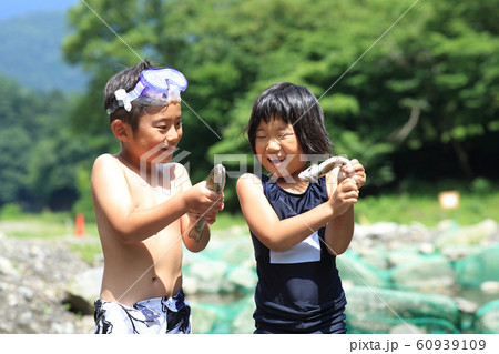 釣りを楽しむ子供たち 釣りを楽しむ子供たち 60939109