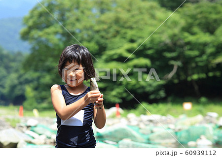 釣りを楽しむ女の子 60939112