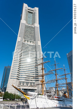 横浜、みなとみらいのランドマークタワーと帆船日本丸 横浜、みなとみらいのランドマークタワーと帆船日本丸 60939127
