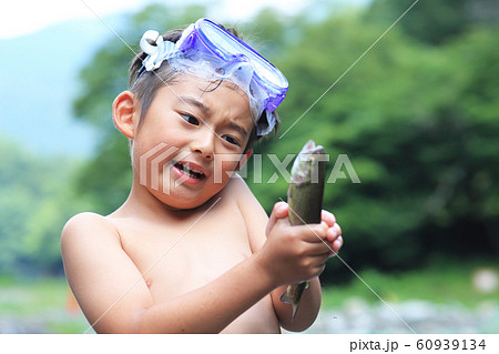 釣りを楽しむ男の子 60939134