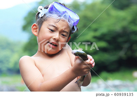 釣りを楽しむ男の子 60939135