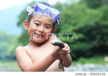 釣りを楽しむ男の子 60939136