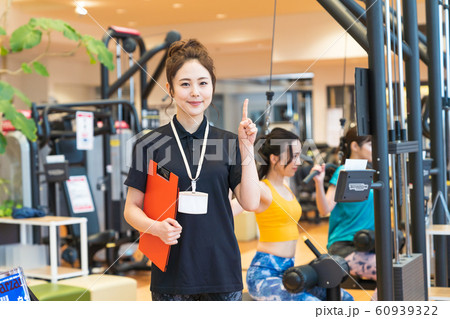 若い女性、トレーナー、スポーツジム 若い女性、トレーナー、スポーツジム 60939322