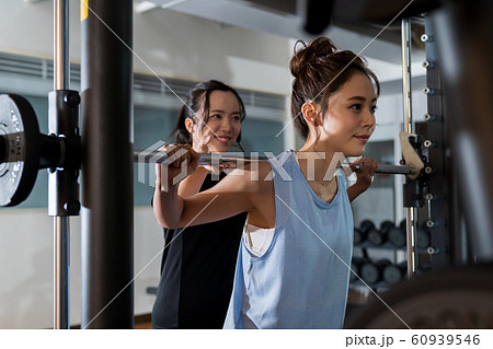 若い女性、筋トレ、スポーツジム 60939546