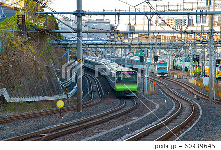 日本の東京都市景観 西日暮里駅前を往来する電車などを望む 日本の東京都市景観 西日暮里駅前を往来する電車などを望む 60939645