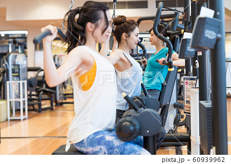 若い女性、スポーツジム 60939962