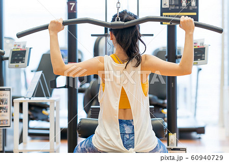 若い女性、スポーツジム 若い女性、スポーツジム 60940729