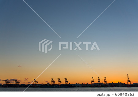 東京湾の夕方　ガントリークレーン 60940862