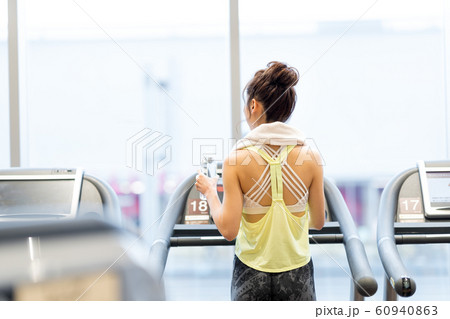 若い女性、ジム、休憩、水分補給 60940863