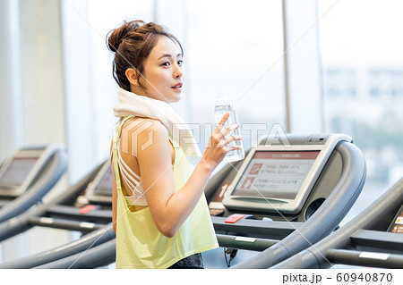 若い女性、ジム、休憩、水分補給 若い女性、ジム、休憩、水分補給 60940870