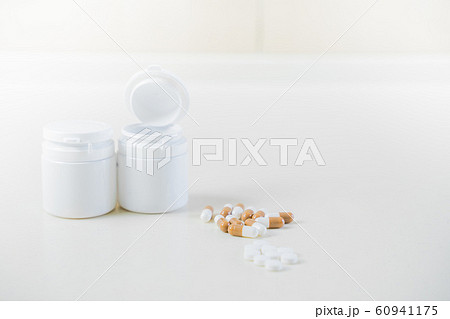 薬・サプリメントの錠剤 60941175