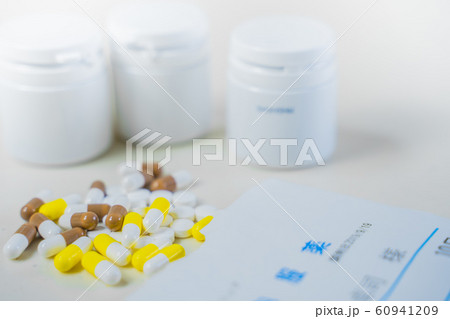 薬・サプリメントの錠剤 薬・サプリメントの錠剤 60941209
