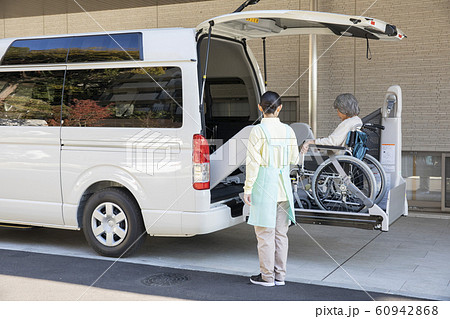 女性　ビジネス　介護士　高齢者　シニア　車椅子　福祉車両　介護車両　車椅子車両　リフト　昇降装置 60942868