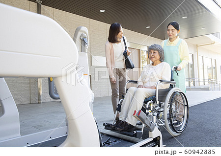 女性　ビジネス　介護士　高齢者　シニア　車椅子　福祉車両　介護車両　車椅子車両　リフト　昇降装置 60942885
