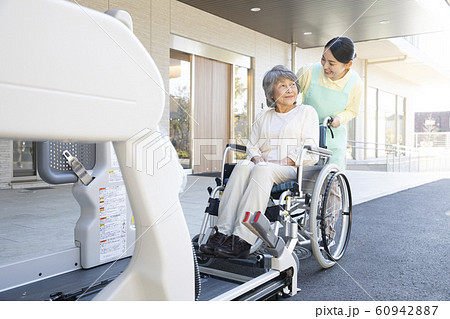 女性　ビジネス　介護士　高齢者　シニア　車椅子　福祉車両　介護車両　車椅子車両　リフト　昇降装置 60942887