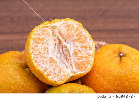 オレンジ色 オレンジ 橙 60943737