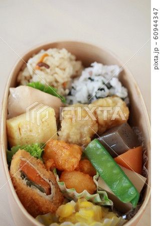 2種類の炊き込みご飯のわっぱ弁当 60944347