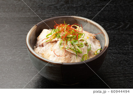 豚バラネギ塩丼 豚バラネギ塩丼 60944494