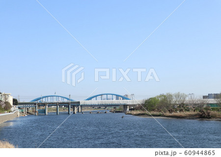 武蔵小杉の街並みと多摩川 60944865