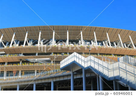 【東京都】晴天下の新国立競技場 60946001