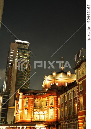 東京のビジネス街をバックに夜の北口の風景【東京駅】 東京のビジネス街をバックに夜の北口の風景【東京駅】 60946167