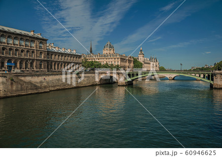 Bridge over the Seine River and buildings in Paris 60946625
