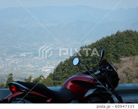 かつらぎ山中から紀ノ川平野をのぞむ かつらぎ山中から紀ノ川平野をのぞむ 60947335