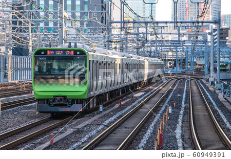 日本の東京都市景観 御徒町から、通り過ぎる電車などを望む（奥は、秋葉原方向） 60949391