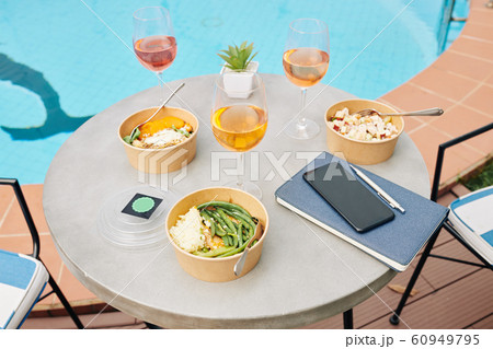 Dinner served for three 60949795