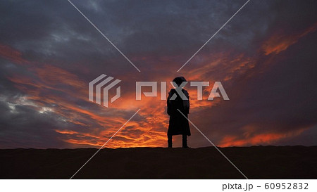 モロッコ　メルズーガ　サハラ砂漠　夕焼けと人影 60952832