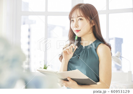 若い女性 女性 女 60953129