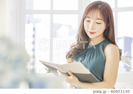若い女性 女性 女 60953130
