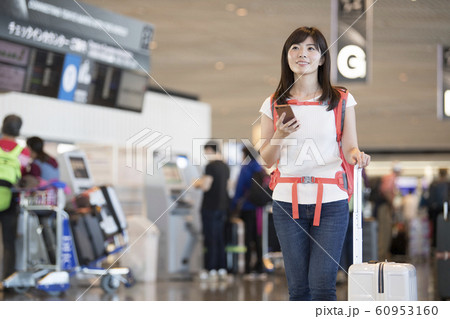 空港 チェックイン 女性 空港 チェックイン 女性 60953160