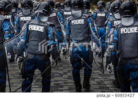 街の平和を守る警察の機動隊 街の平和を守る警察の機動隊 60955427