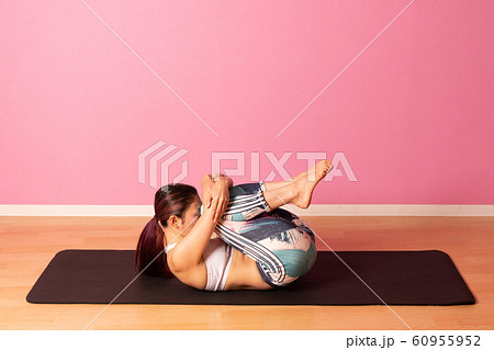 ヨガをする女性 60955952