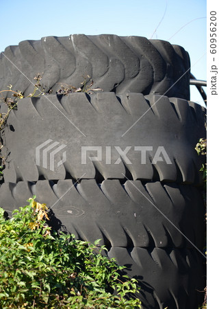 大型の古タイヤ 60956200