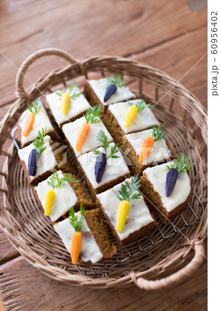 色とりどりのキャロットケーキ 60956402