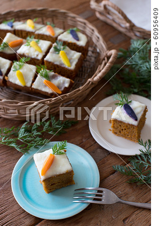カラフルなキャロットケーキ カラフルなキャロットケーキ 60956409