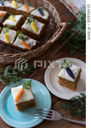 カラフルなキャロットケーキ 60956410