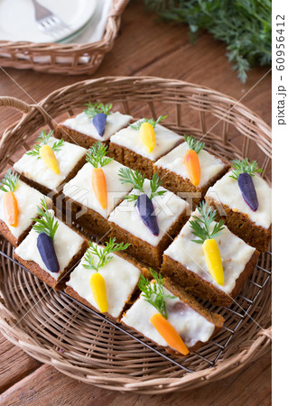 カラフルなキャロットケーキ 60956412