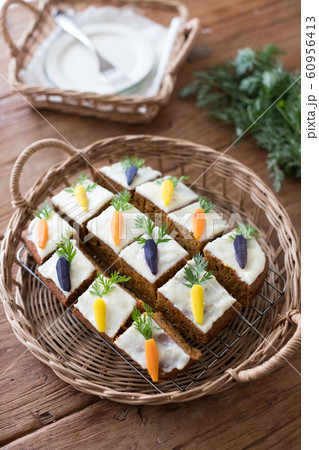 カラフルなキャロットケーキ 60956413