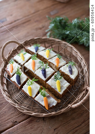 カラフルなキャロットケーキ 60956414