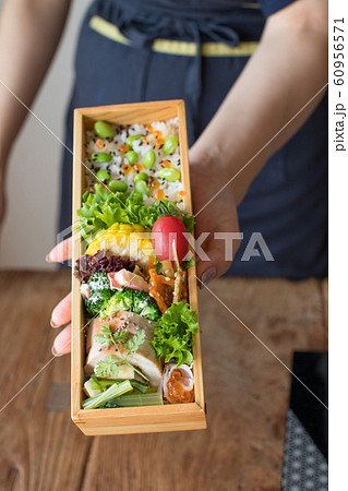 鶏ハムととうもろこしと枝豆ごはんのお弁当 60956571