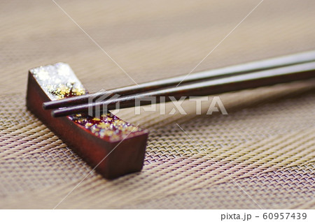 塗り箸と箸置き 塗り箸と箸置き 60957439