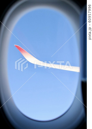 飛行機の翼 60957996