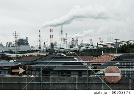 コンビナートと煙突の煙 コンビナートと煙突の煙 60958378