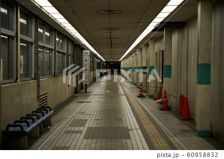 深夜の大阪駅前_高架下（無人） 60958832