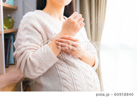 手首を押さえる妊婦 様々な症状 手首を押さえる妊婦 様々な症状 60958840