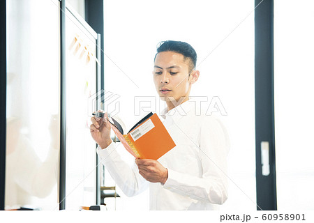男性　ビジネス　企画会議 60958901